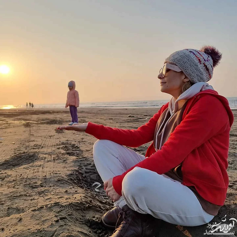 عکس هنری یکتا ناصر و دخترش در کنار ساحل